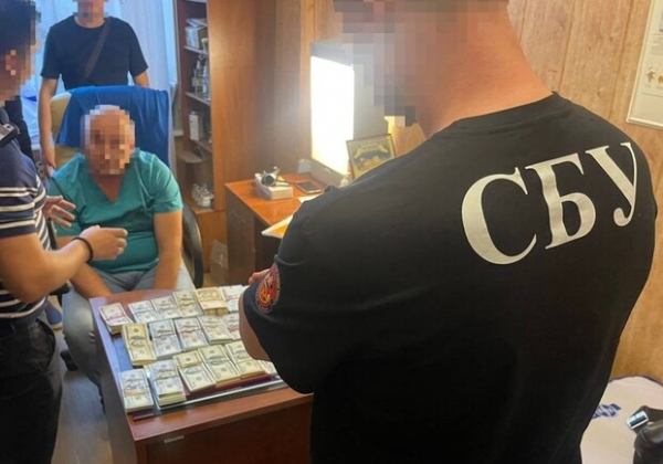 Требовали с пациентов взятки за операции: в Одессе двое врачей попались на коррупции