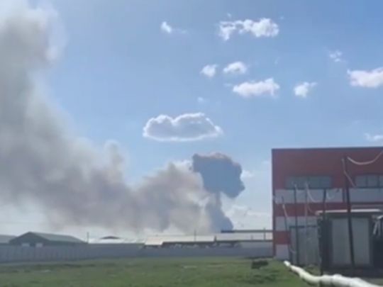У росії горить великий арсенал, місцевих жителів евакуювали (відео)